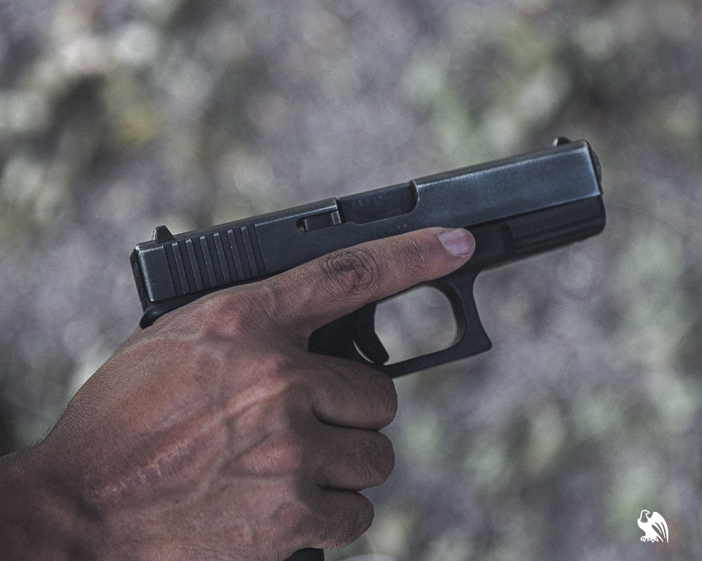 A man holding a Glock 43